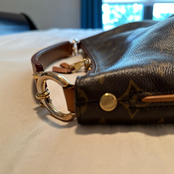 Louis Vuitton - Picture 3 of 15